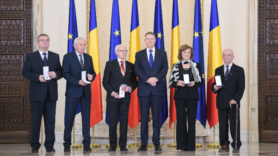 Președintele a decorat mai multe instituții și asociații revoluționare