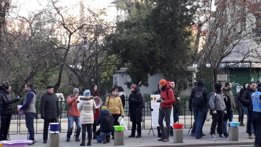 Protest cu ligheane în faţa primăriei Capitalei (Foto)