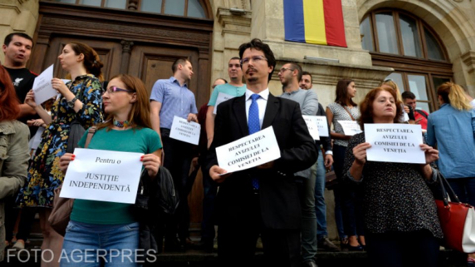 Aproximativ 100 de magistraţi au protestat în faţa Curţii de Apel din Cluj
