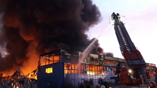 Incendiu Alba Iulia: Pompierii încă se luptă cu ultimele focare