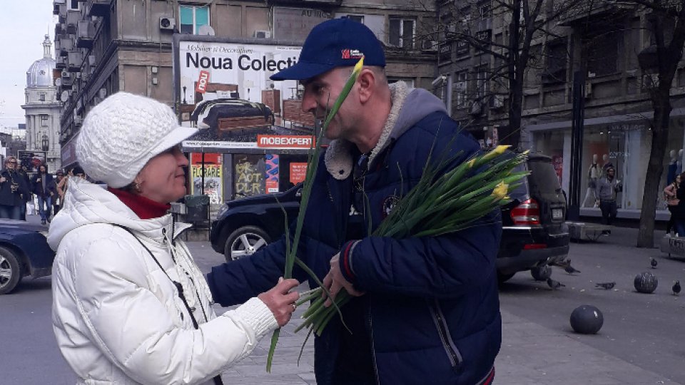 RRA a împărţit flori doamnelor şi domnişoarelor de 1 Martie