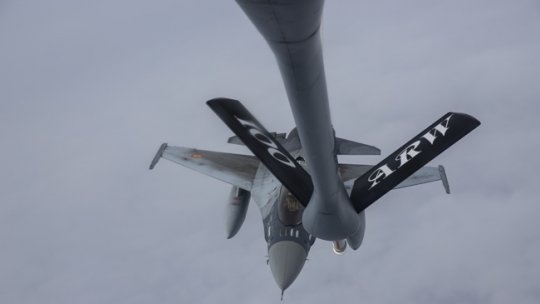 Romanian F-16 pilots in aerial refueling drills