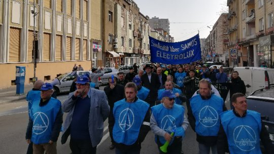 Muncitorii de la frabrica Electrolux au pornit spre Ambasada Suediei