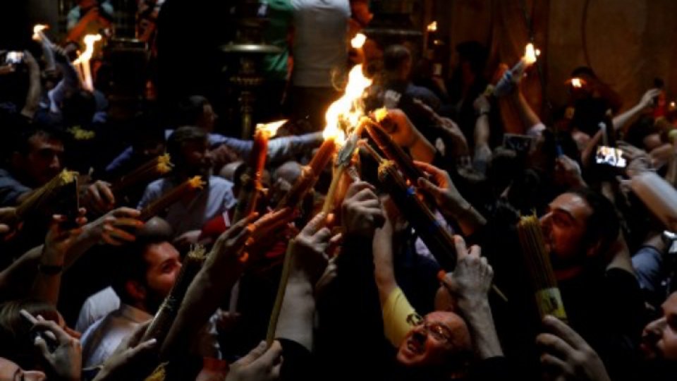 Lumina Sfântă, distribuită la Biserica Sfântului Mormânt de la Ierusalim