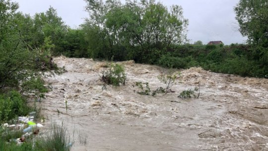 Bistrița-Năsăud: Cod roșu de inundații în opt comune, persoane evacuate