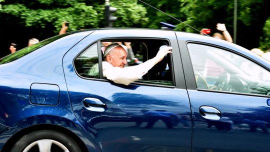 Mii de oameni au ţinut să-l salute pe Papa Francisc pe traseul oficial