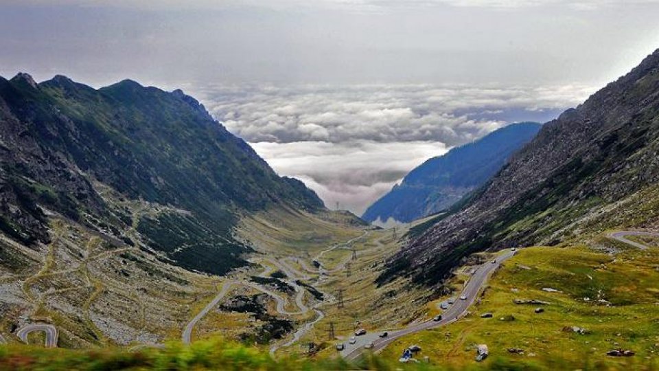 Un turist accidentat în Munţii Făgăraş a fost preluat de un elicopter SMURD