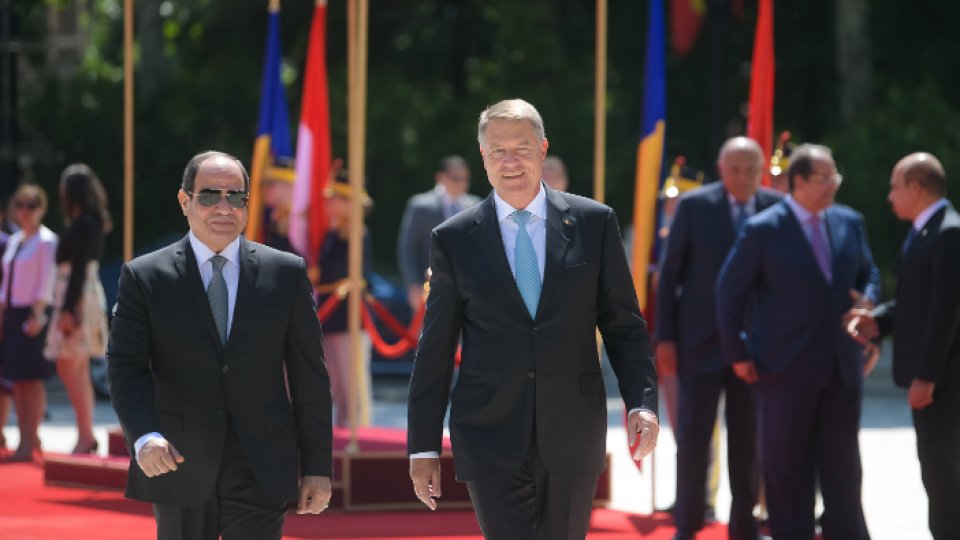 Egypt's President welcomed at Cotroceni Palace with military honors