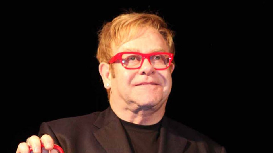 Artistul Elton John va fi decorat cu Legiunea de Onoare în Franţa
