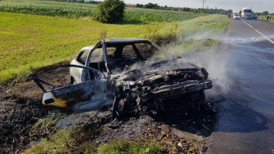 O mașină a luat foc în urma unui accident