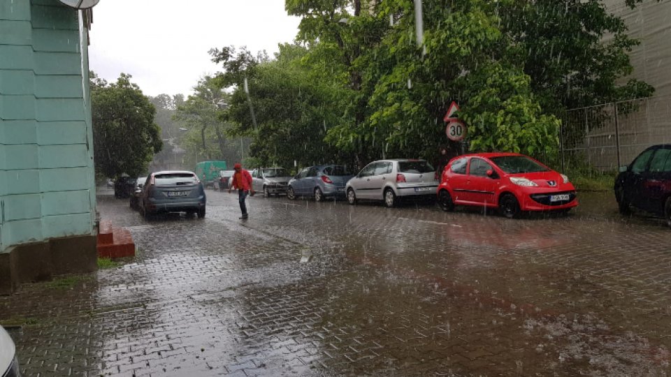 Cod roşu de vijelii, cu grindină, în judeţele Vaslui şi Galaţi