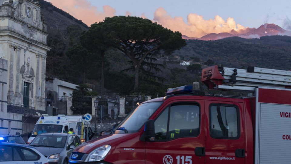 Turiștii s-au aruncat în mare de frica exploziilor de la vulcanul Stromboli