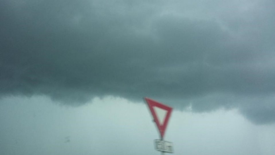 Rafale de vânt, averse şi descărcări electrice până la 10.oo