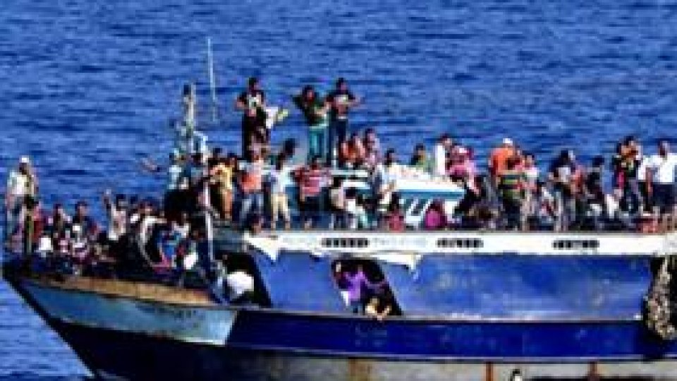 100 de migranţi salvaţi de pe o plută, în apropierea coastelor Libiei