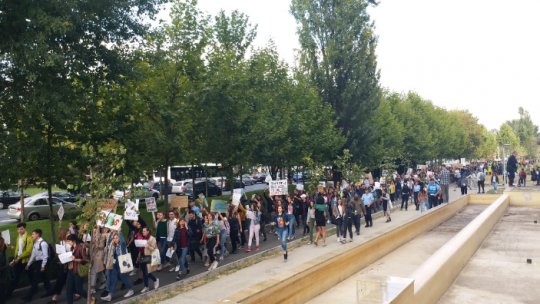 Peste o mie de tineri au protestat la București pentru protecția mediului