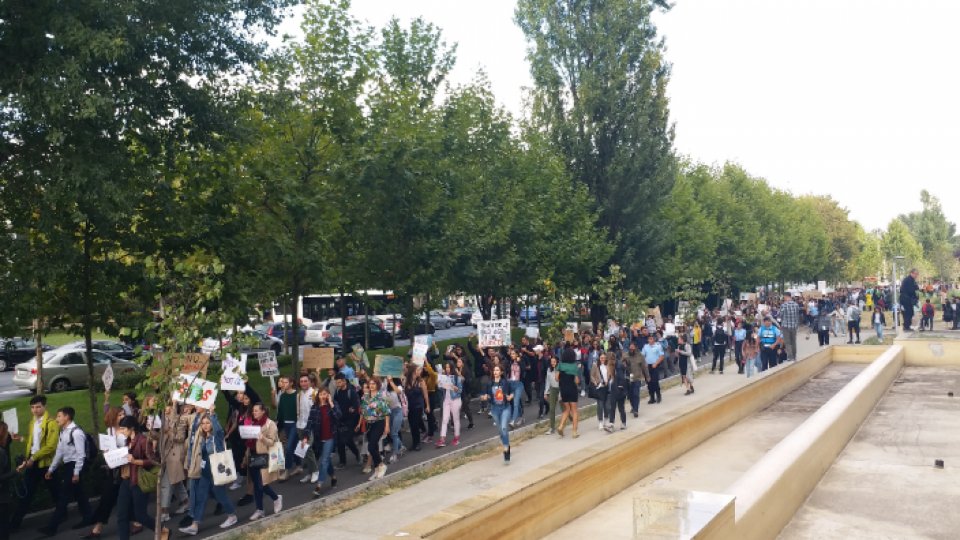 Peste o mie de tineri au protestat la București pentru protecția mediului