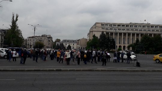 Aproximativ 100 de pensionari au protestat în fața Guvernului