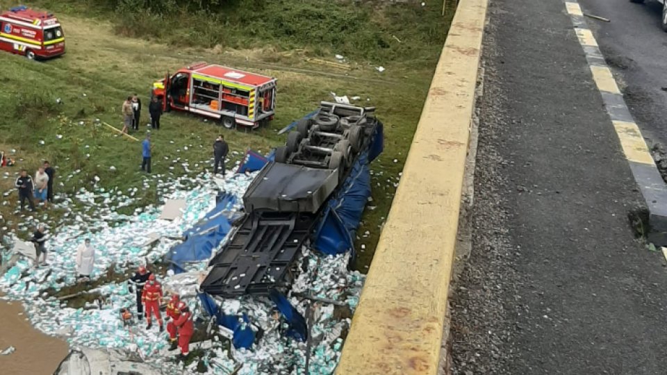 Traficul rutier pe Valea Oltului, în zona Brezoi, este blocat