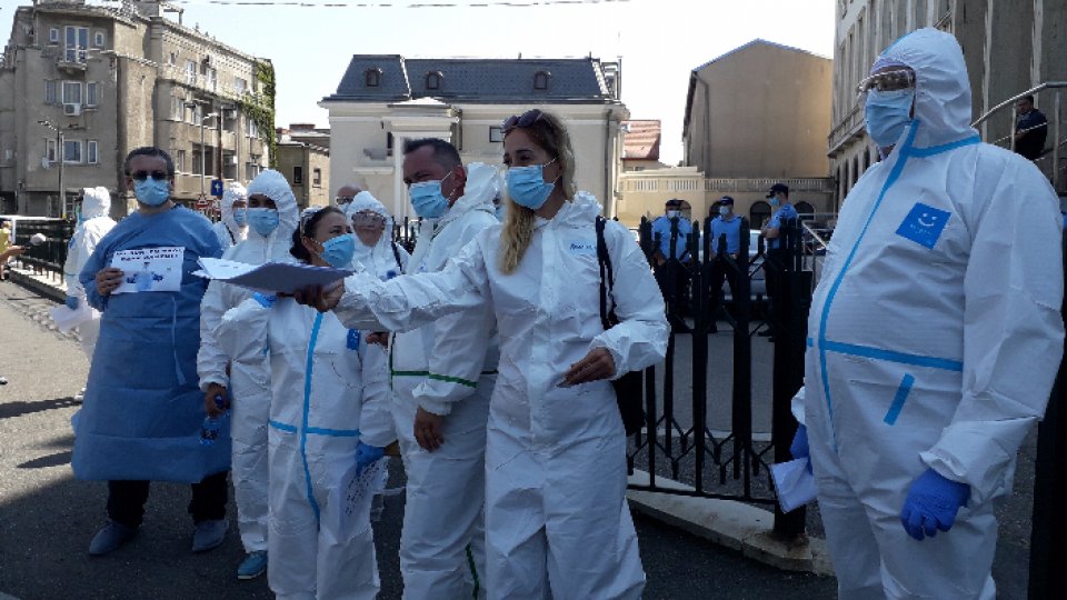 Membri ai Federaţiei SANITAS continuă protestele