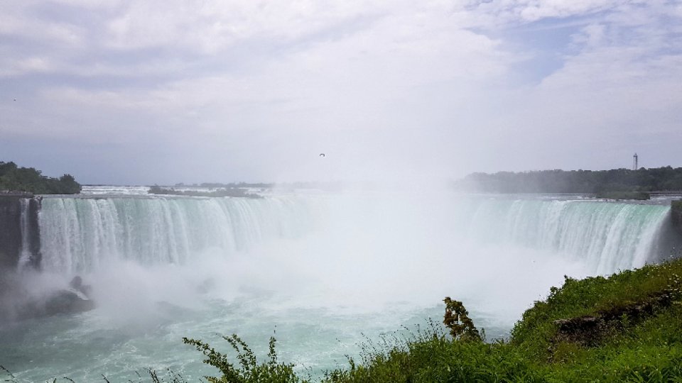Cascada Niagara, luminată în roșu, galben și albastru de 1 Decembrie