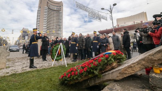 Președintele a depus o coroană de flori la troița din Piața Universității