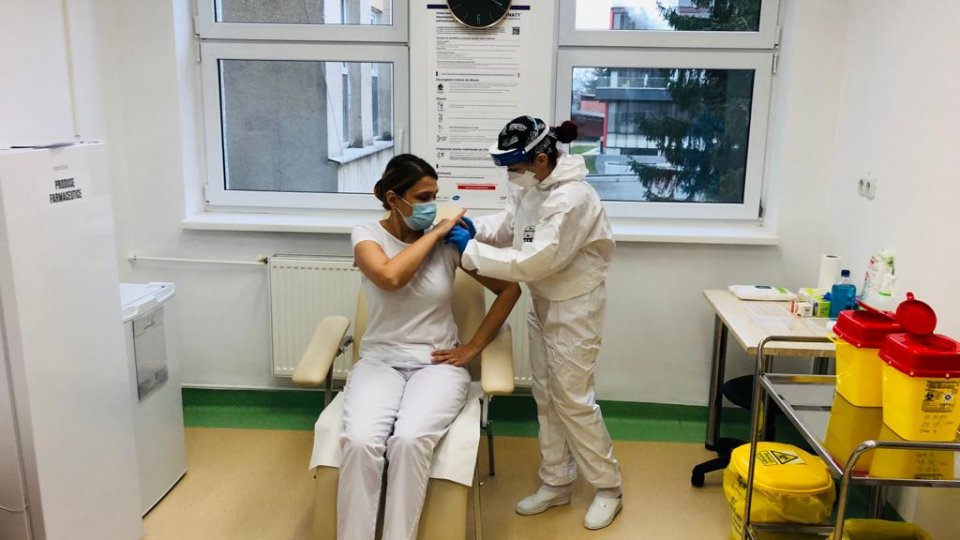 Aproape 1.000 de cadre medicale au fost vaccinate în prima zi de campanie
