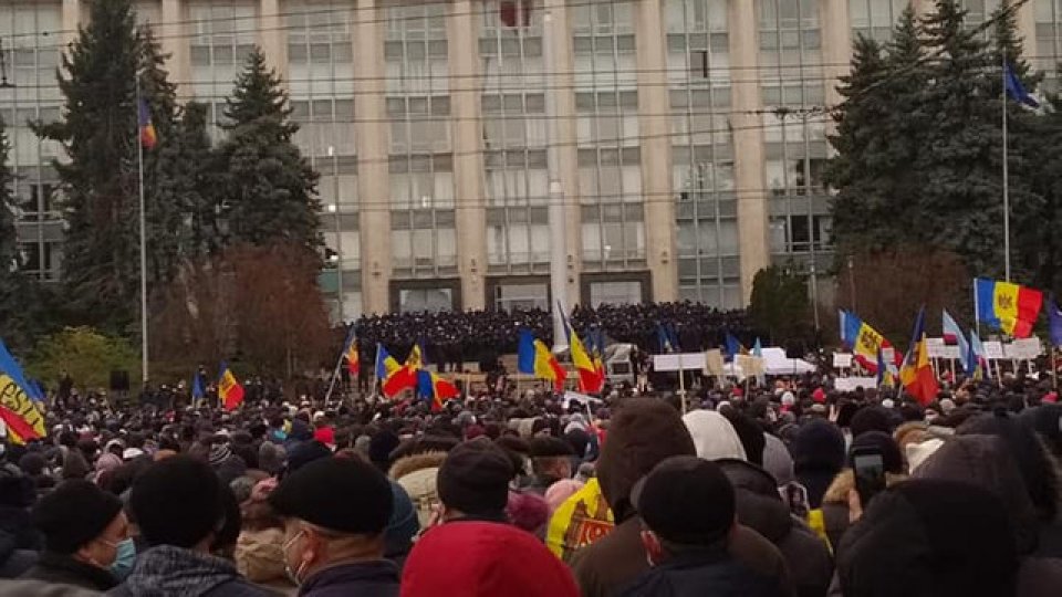 La Chişinău, mii de demonstranţi au cerut dizolvarea Parlamentului
