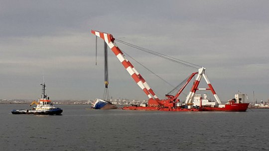 Operaţiunea de aducere la suprafaţă a navei eşuate în Portul Midia