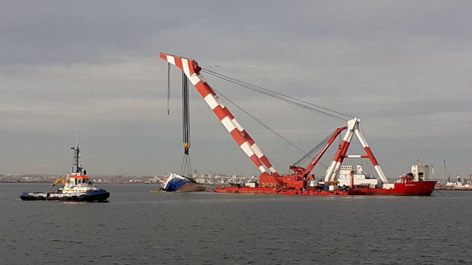 Operaţiunea de aducere la suprafaţă a navei eşuate în Portul Midia