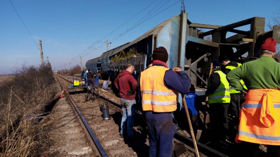 Continuă operaţiunea de repunere a marfarului deraiat, în Judeţul Olt