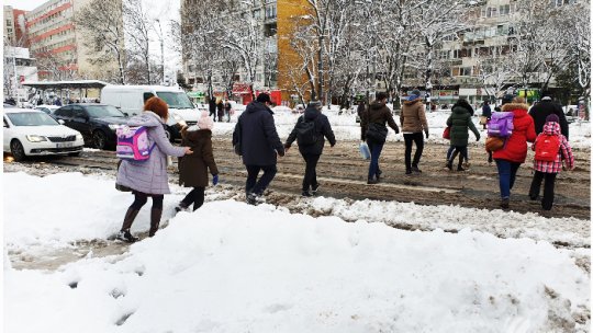 Zăpada îngreunează şi circulaţia pietonilor în Bucureşti