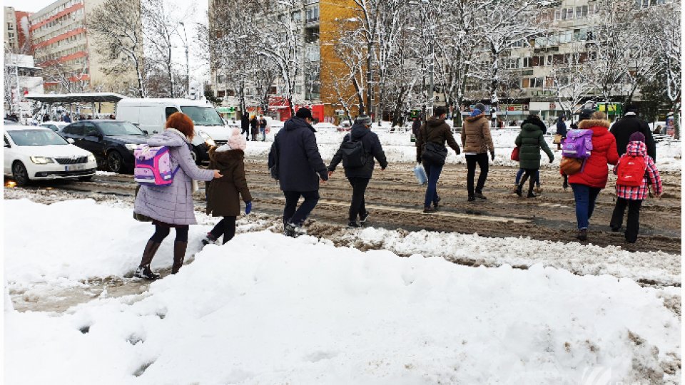 Zăpada îngreunează şi circulaţia pietonilor în Bucureşti
