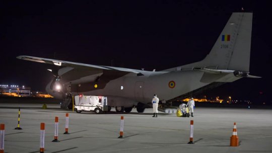 Opt cetățeni români, readuși în țară cu o aeronavă a MApN
