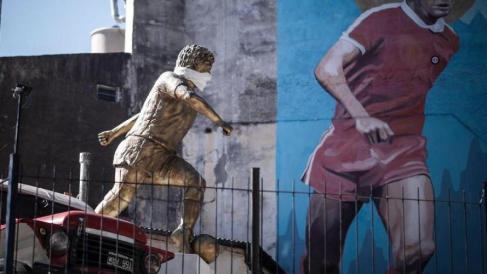 Statuia lui Maradona din Buenos Aires poartă mască de protecție