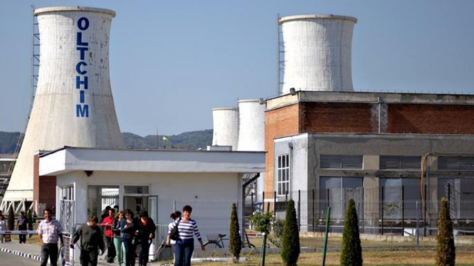 Salariații de la Oltchim lucrează în trei schimburi