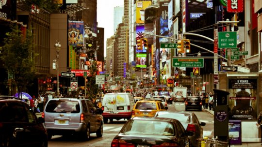 Măsurile restrictive rămân în vigoare în New York până la sfârşitul lunii