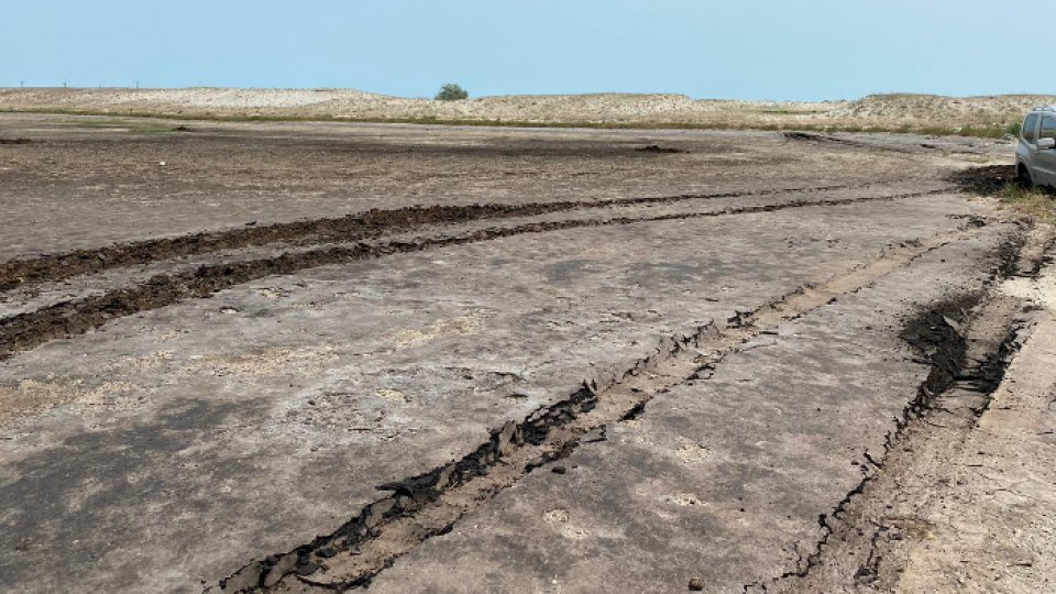 VIDEO: Poluare gravă cu hidrocarburi în zona plajei Vadu