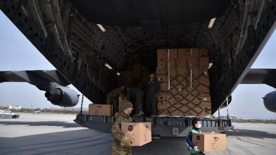 O aeronavă militară transportă măști de protecție achiziționate din Turcia