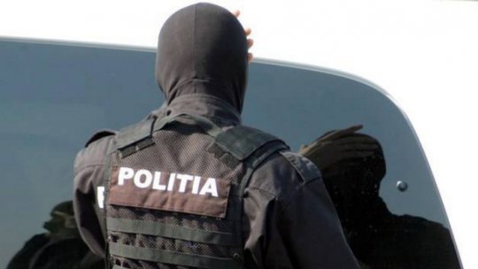 Anchetă la Reșița: Bărbat imobilizat de polițiști cu genunchiul pe gât