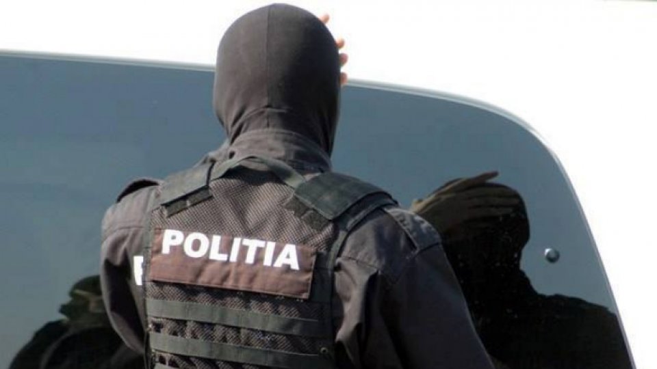 Anchetă la Reșița: Bărbat imobilizat de polițiști cu genunchiul pe gât