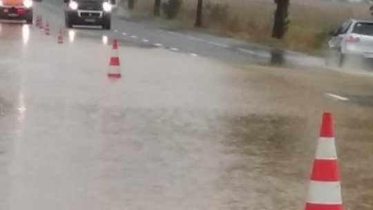 Mașini blocate în apă,pe stradă,la Râmnicu Vâlcea, după o ploaie torențială