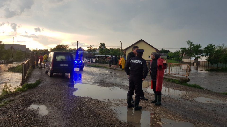 Zeci de oameni au fost evacuați din case din cauza ploilor abundente