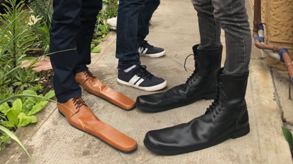 REUTERS: Cizmar român, asigură distanţarea socială cu pantofi de mărimea 75