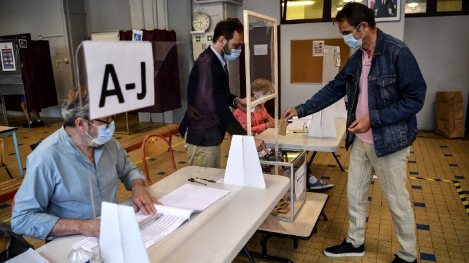 Francezii au revenit la vot pentru al doilea tur al alegerilor locale