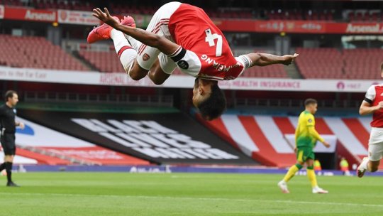 Premier League: Arsenal 4-0 Norwich; Everton 2-1 Leicester