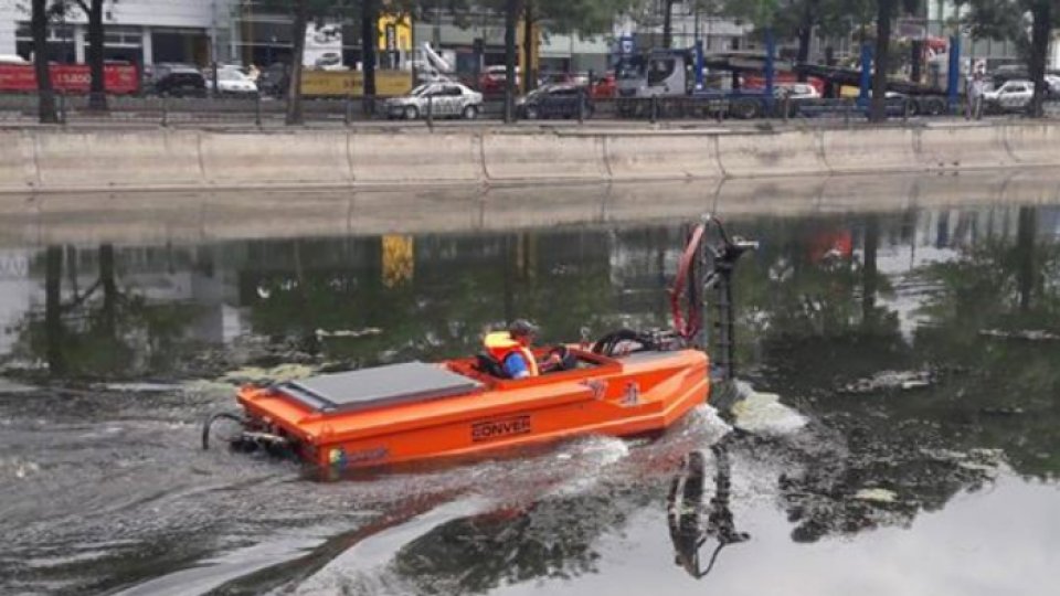VIDEO: Două utilaje amfibii curăță vegetația acvatică de pe râul Dâmbovița