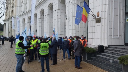 O nouă zi de proteste în faţa sediului Ministerului Finanţelor