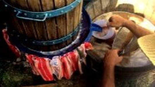 Un bărbat din Vaslui s-a intoxicat cu gaz de la fermentarea vinului