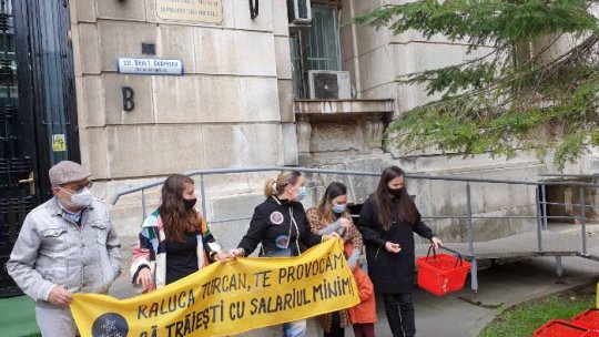 Protest al membrilor Comunităţii "Declic", în faţa Ministerului Muncii