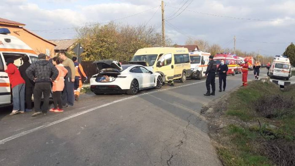 Prahova: Microbuz cu 17 elevi implicat într-un accident
